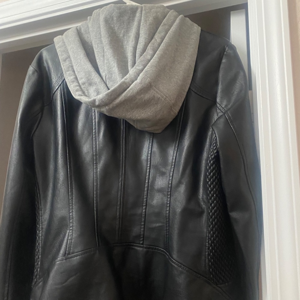 XL Guess Jacket Machine Washable - Picture 2 of 2